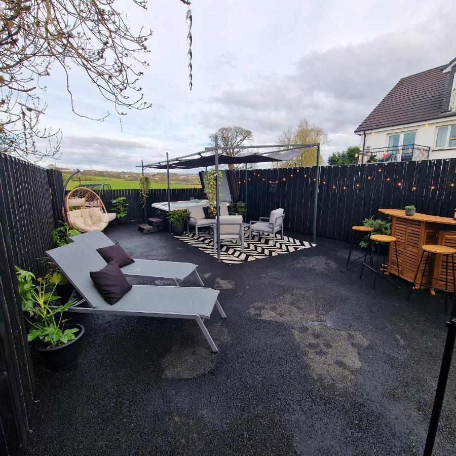 New Amazing The Black Wolf Suite The Grumpy Schnauzer B&B Airdrie Εξωτερικό φωτογραφία