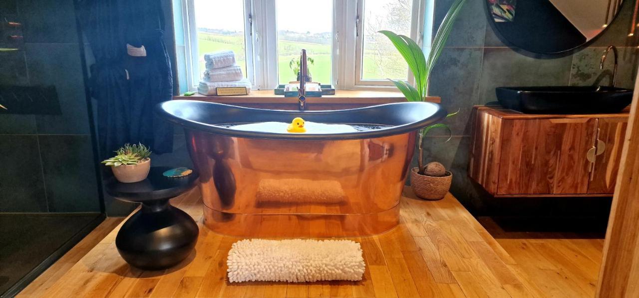 New Amazing The Black Wolf Suite The Grumpy Schnauzer B&B Airdrie Εξωτερικό φωτογραφία