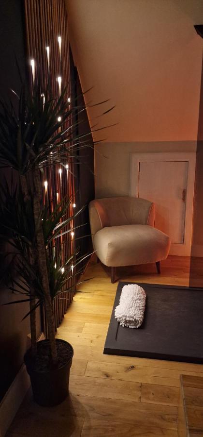 New Amazing The Black Wolf Suite The Grumpy Schnauzer B&B Airdrie Εξωτερικό φωτογραφία