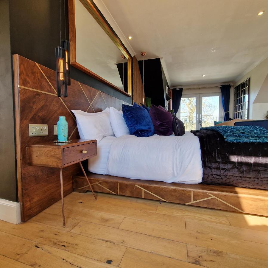 New Amazing The Black Wolf Suite The Grumpy Schnauzer B&B Airdrie Εξωτερικό φωτογραφία