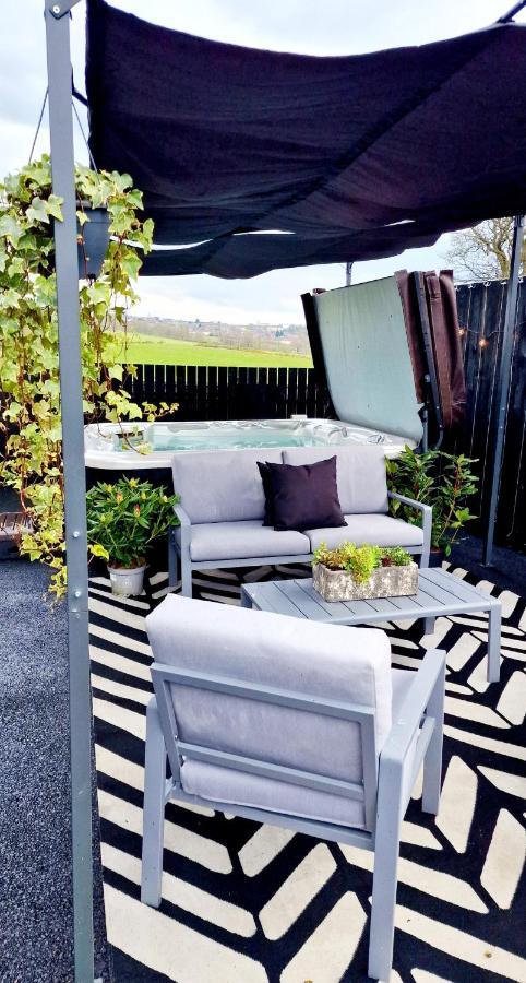 New Amazing The Black Wolf Suite The Grumpy Schnauzer B&B Airdrie Εξωτερικό φωτογραφία