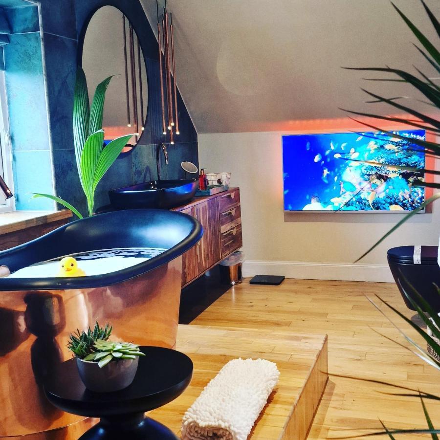 New Amazing The Black Wolf Suite The Grumpy Schnauzer B&B Airdrie Εξωτερικό φωτογραφία