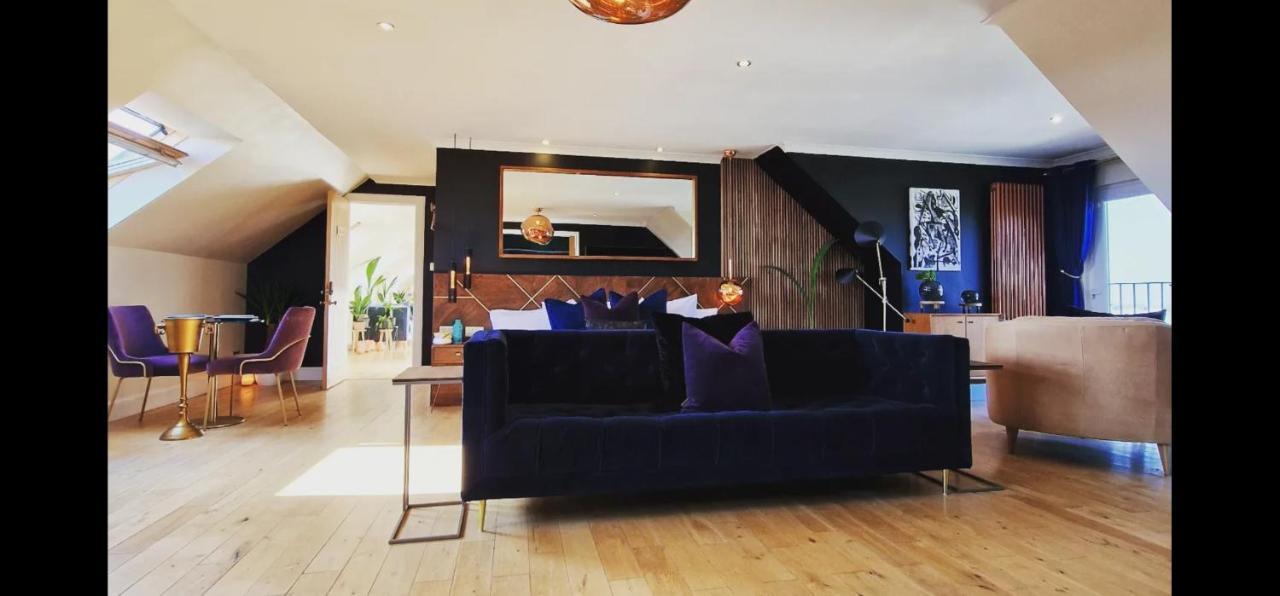 New Amazing The Black Wolf Suite The Grumpy Schnauzer B&B Airdrie Εξωτερικό φωτογραφία