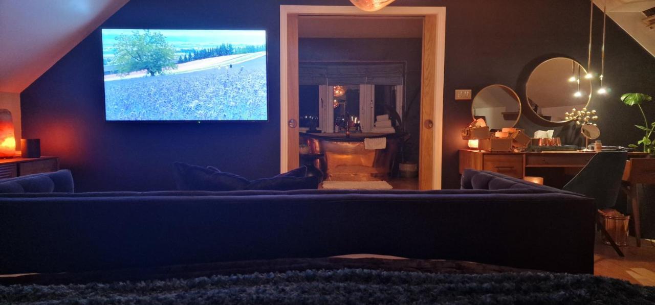 New Amazing The Black Wolf Suite The Grumpy Schnauzer B&B Airdrie Εξωτερικό φωτογραφία