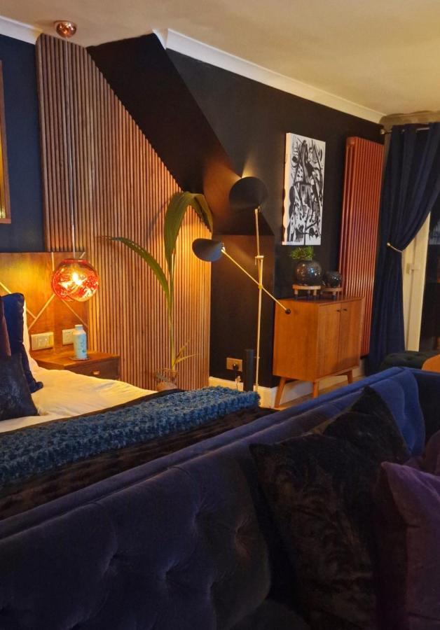 New Amazing The Black Wolf Suite The Grumpy Schnauzer B&B Airdrie Εξωτερικό φωτογραφία